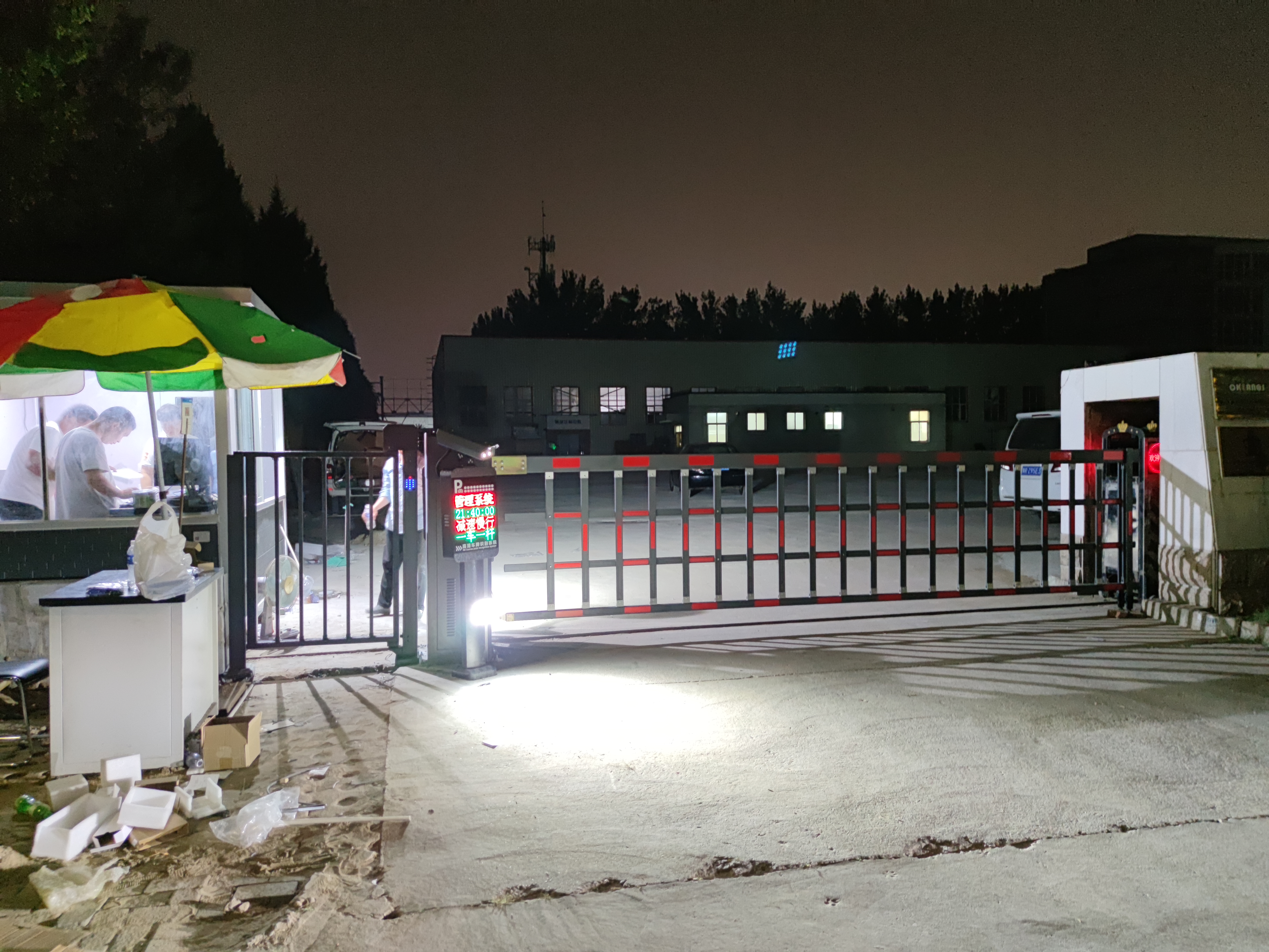紙制品廠區-空降道閘+門禁小門設備安裝現場 (2).jpg