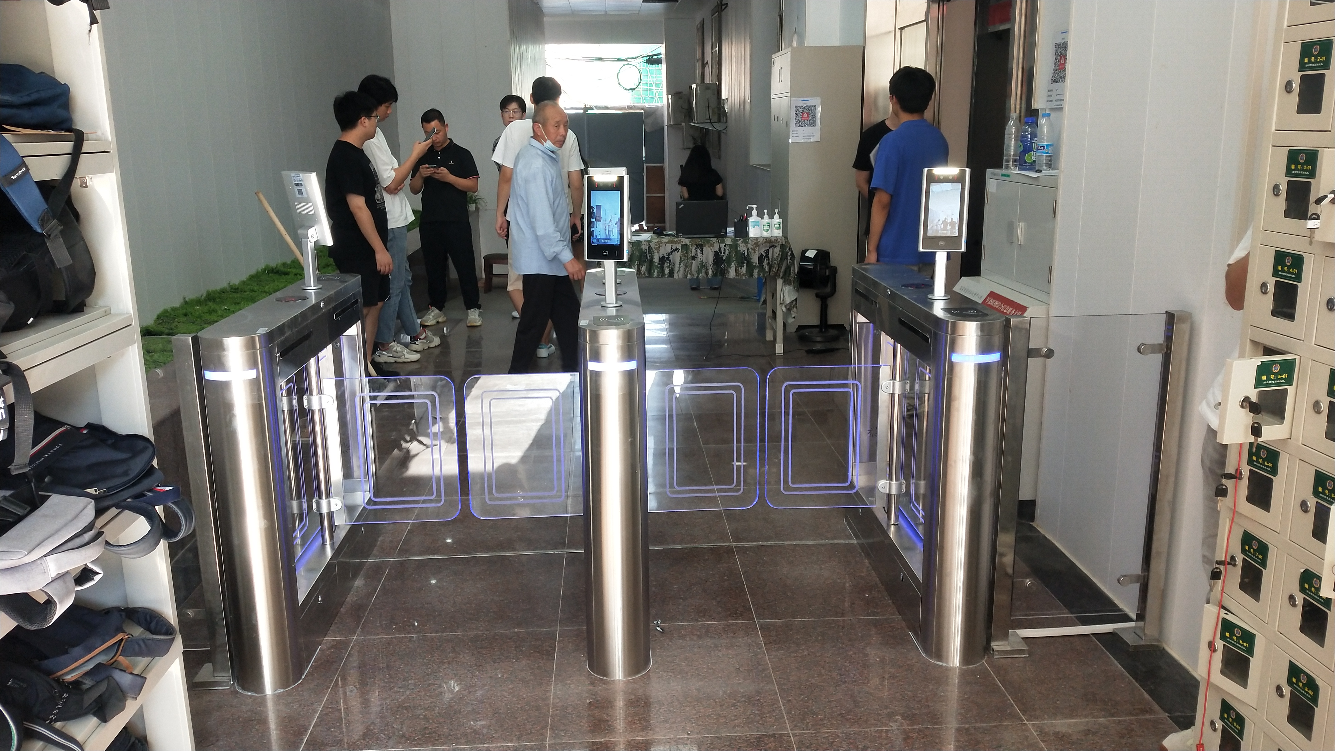 海淀區-人臉識別速通閘機.jpg
